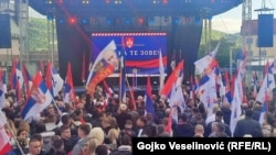 Građani okupljeni na skupu u Banjaluci 18. aprila, uglavnom, su nosili zastave RS, susjedne Srbije i ruskog predsjednika Vladimira Putina. Na jednom od transparenata je bila fotografija i Ratka Mladića, bivšeg komandanta Vojske RS kojeg je ICTY osudio za ratni zločin i genocid.