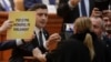 George Simion, în timpul unei contre verbale cu fosta sa colegă de partid, Diana Șoșoacă. 