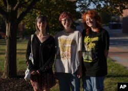 Prijateljice i brucošice Univerziteta Missouri (slijeva nadesno) Sylvia Debruzzi, Sarah Woods i Emma Komoroski, 8. septembra 2023. Kažu su prije bile religioznije, a sada se ni s jednom religijom ne mogu povezati.