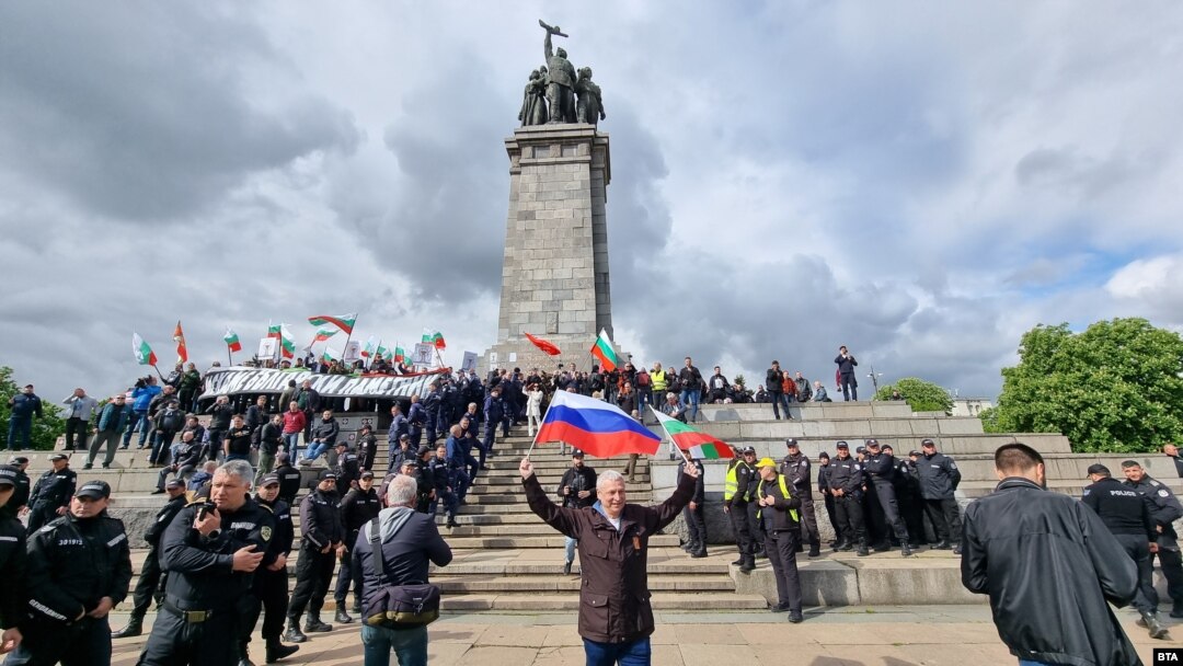 Руски знамена се веят на 9 май пред Паметника на Съветската армия