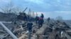 Spasioci raščišćavaju ruševine objekata nakon ruskog granatiranja Pokrovska na istoku Ukrajine, 6. januara 2024.