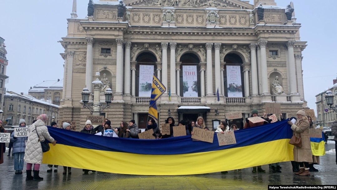 Рідні полонених на всеукраїнській акції «Не мовчи! Полон вбиває» у Львові 10 грудня 2023 року