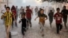 Copii palestinieni fug de bombardamentele israeliene din orașul Rafah, în sudul Fâșiei Gaza, pe 6 noiembrie 2023.