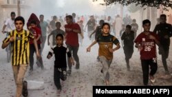 Copii palestinieni fug de bombardamentele israeliene din orașul Rafah, în sudul Fâșiei Gaza, pe 6 noiembrie 2023.