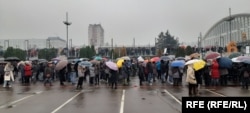 Aktivisti i građani su na kraju marša na Sajmu postavili crvenu traku, kao simbol da neće dozvoliti rušenje, Beograd, 10. decembar 2023.