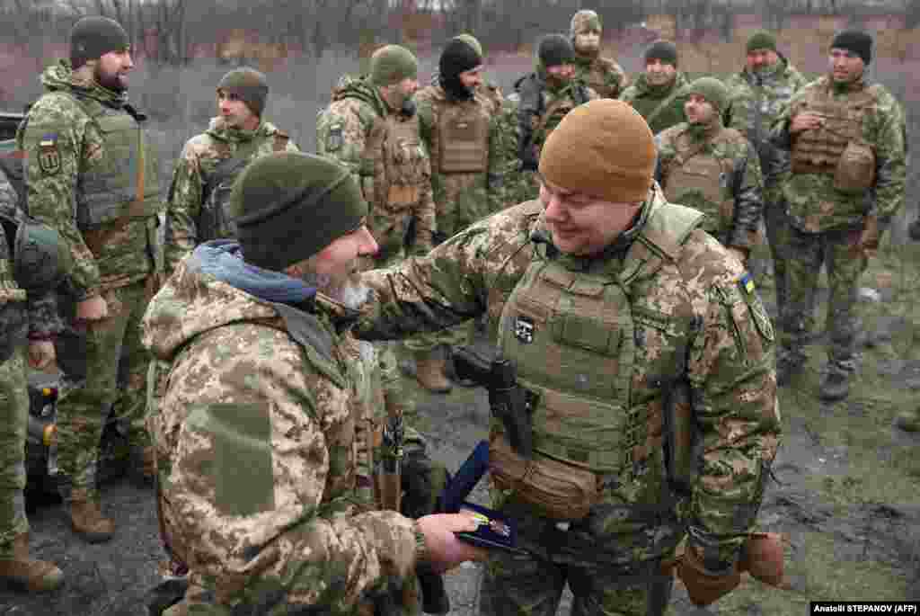 General-potpukovnik Najev (desno) čestita 42-godišnjem Serhiju, koji je dobio orden pošto je oborio krstareću raketu.
