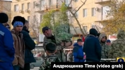 Migrantski radnici na ulici u Mariupolju.