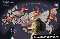 Un banner care înfățișează Rusia în flăcări cu mesajul „Imperiul răului trebuie să cadă” este afișat în centrul Kievului, 26 octombrie 2023.