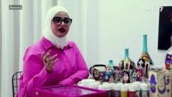 عراقۍ ښځه پر لوښو انځورونه جوړوي