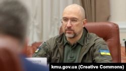 Загалом, за словами прем’єр-міністра, держава продовжить підтримувати виплатами понад 1,5 мільйона внутрішньо переміщених осіб