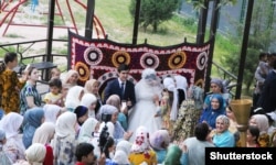 Većina ispitanika u anketi u Tadžikistanu rekla je da bi radije da se njihove kćeri udaju s 19-20 godina, dok bi se sinovi trebali oženiti s 24 godine.