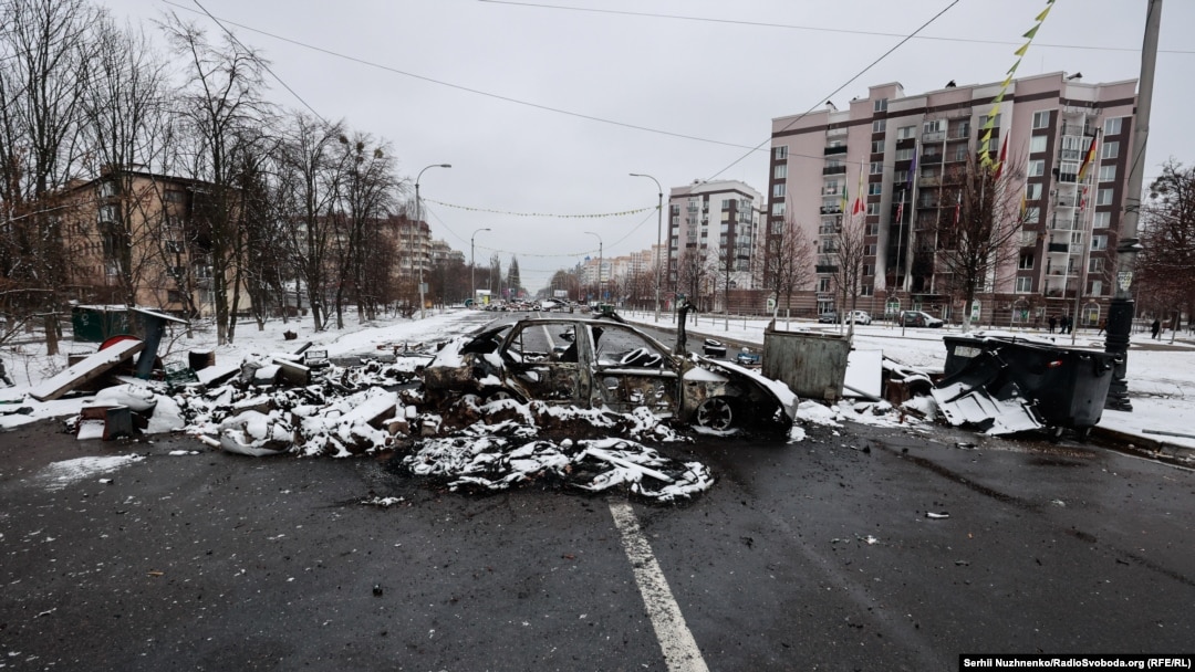 Главна улица в Буча, заснета на 1 март 2022 г. по време на затишие в боевете. Градът, който е разположен северозападно от Киев, е място на ожесточени сражения от 27 февруари до края на март, когато руските сухопътни сили се отказват от настъплението си към украинската столица.