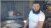 Бобои Шайх (номи мустаор) аз Тоҷикистон ҳар рӯз барои сокинони Харков оши палав мепазад
