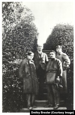 Константин Вагинов с неизвестными лицами, 1932-33 (?)