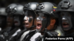 Soldați din forțele speciale ale armatei venezuelene cântă în timpul marșului organizat cu ocazia sărbătoririi Zilei Independenței, Caracas, 3 iulie 2023.