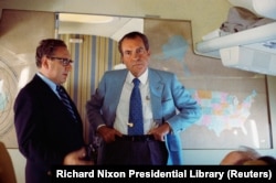 Predsednik Ričard Nikson i savetnik za nacionalnu bezbednost Henri Kisindžer na predsedničkom avionu Er Fors 1 tokom posete Kini, 20. februara 1972.