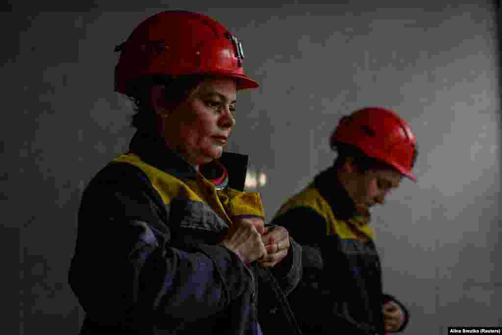 17 ноября 43-летняя Наталья и 22-летняя Кристина готовятся заступить на смену глубоко под землёй на не называемой угольной шахте в Днепропетровской области. Около 1000 человек, ранее работавших на этой шахте, сейчас служат на передовой; 42 погибли. Столкнувшись с нехваткой персонала, шахта впервые в своей истории разрешила женщинам работать под землёй 