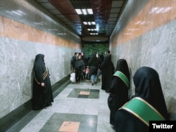 Policija za moral nadgleda ljude u stanici podzemne željeznice u Teheranu, novembar 202023.