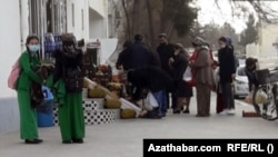Turkmeni stoje u redu ispred trgovine kako bi kupili hranu u glavnom gradu Ašgabatu, usred aktuelne ekonomske krize.