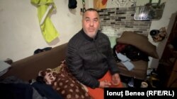 Florentin Plai (45 de ani) este unul dintre supraviețutitorii căminului de la Siret. Locuiește într-o clădire care, înainte de ’89, a fost școala celor internați în centru. A ajuns la Siret când avea 8 ani și a părăsit căminul-spital în anii ’90.