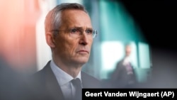 Jens Stoltenberg se obraća novinarima uoči sastanka šefova diplomatije NATO zemalja u Briselu, 28. novembar 2023.