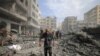 Palestinci evakuišu područje nakon izraelskog zračnog napada na džamiju Sousi u gradu Gaza 9. oktobra 2023.