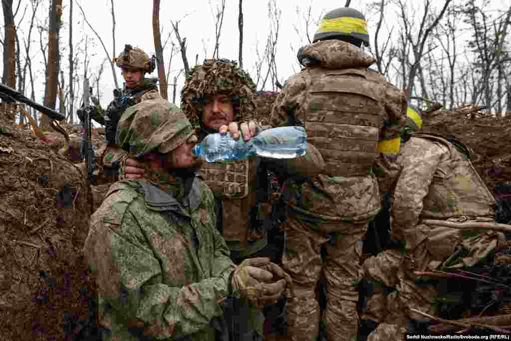Украина гаскәре Русия хәрбиен әсир итеп алган,&nbsp;2023 елның май ае, Бахмут тирәсе.&nbsp; &nbsp;