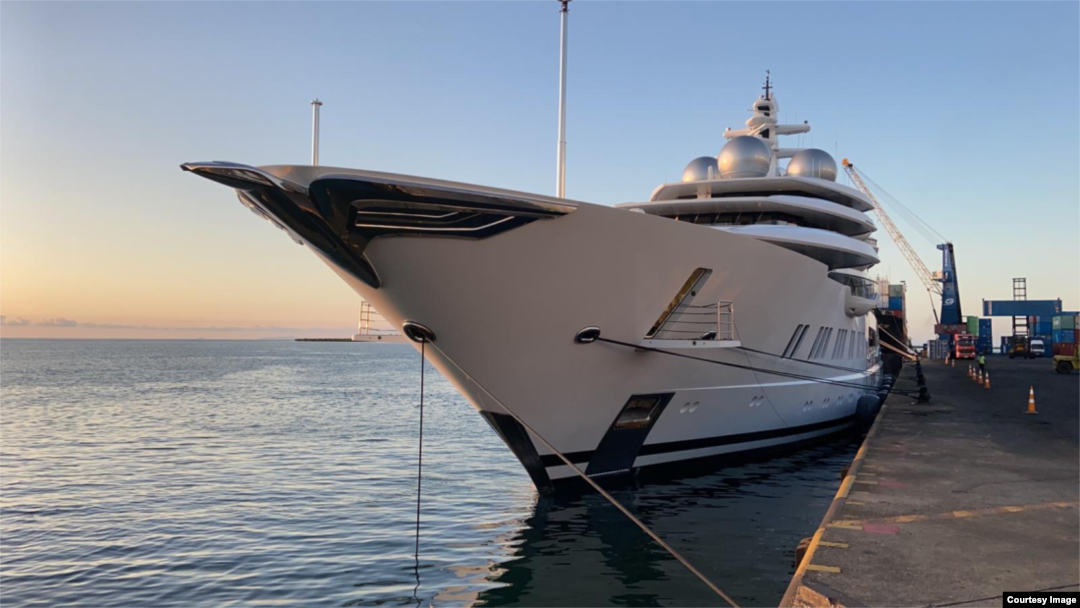 Statele Unite au confiscat Amadea, un super-iaht de 325 de milioane de dolari, la San Diego. Acum, un tribunal din New York urmează să stabilească care oligarh de la Kremlin este proprietarul său. 