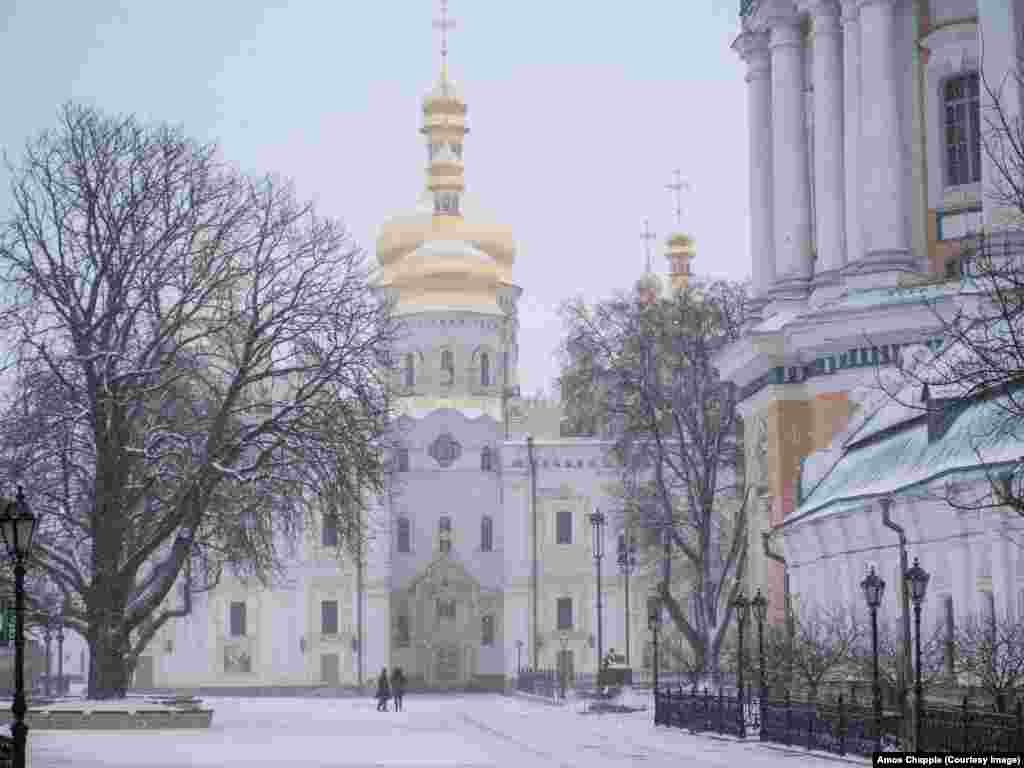 После обретения Украиной независимости в 1991 году Успенский собор (фото сделано в 2008 году) был восстановлен к празднованию Дня независимости в 2000 году. Лавра действовала под управлением Украинской православной церкви Московского патриархата (УПЦ МП). Эта церковь объявила о разрыве всех связей с российскими религиозными властями в мае прошлого года, после того как патриарх Московский Кирилл поддержал российское вторжение в Украину в 2022 году. Критики, однако, говорят, что канонический статус церкви остался прежним, поэтому изменения незначительны 