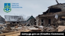 Srušene kuće nakon granatiranja u oblasti Sumi, sjever Ukrajine, 28. novembar 2023.