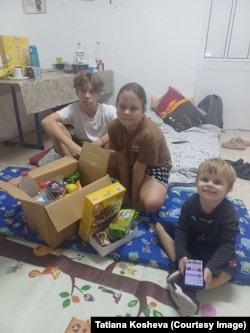 Nakon evakuacije iz Aškelona, troje djece Tetjane Koševe sada živi s njom u praznom stanu u blizini Tel Aviva.