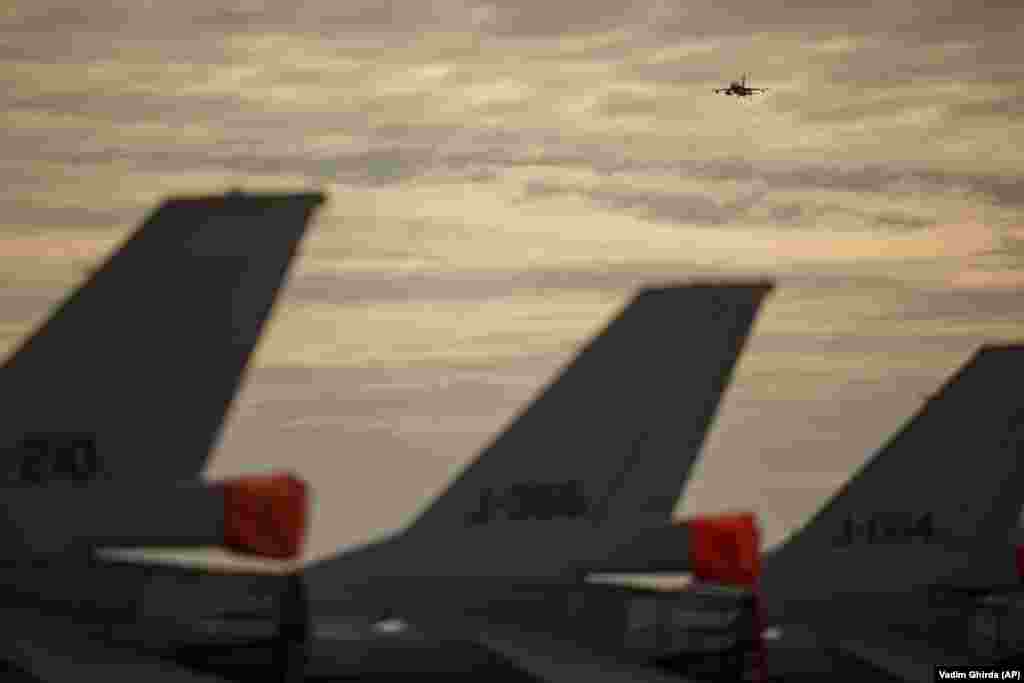 Avion F-16 rumunskog vazduhoplovstva u letu iznad baze. Rumunija, koja je članica NATO-a od 2004. godine, povećala je svoje izdatke za odbranu, dok je NATO pojačao prisustvo na istočnom krilu u Evropi slanjem dodatnih multinacionalnih borbenih grupa članicama alijanse Rumuniji, Mađarskoj, Bugarskoj i Slovačkoj.