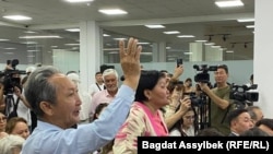 Активист Мейрхан Абдуманапов (на переднем плане) во время слушаний по строительству АЭС в Казахстане. Алматы, 16 августа 2024 года