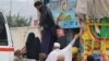 Izbjeglice iz Afganistana se ukrcavaju na kamione na graničnom prelazu Torkhan u Pakistanu, 1. novembar 2023. 