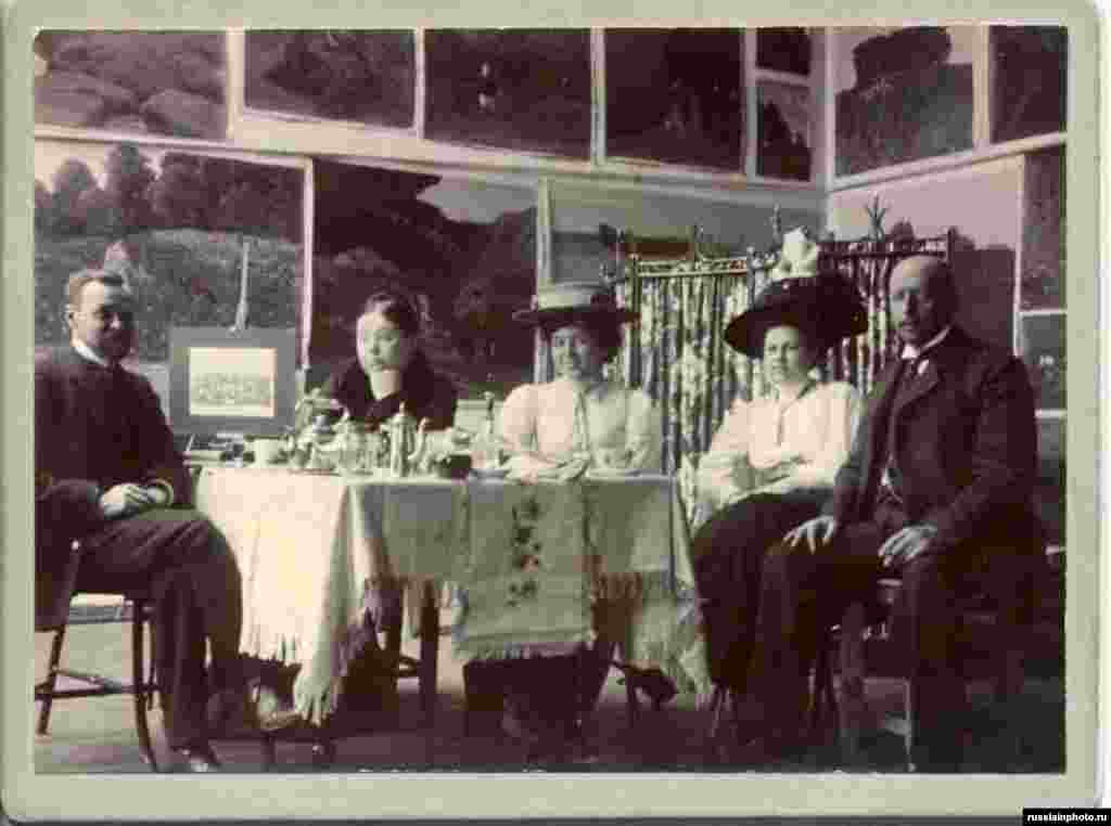 В мастерской художника, 1900-1910 года