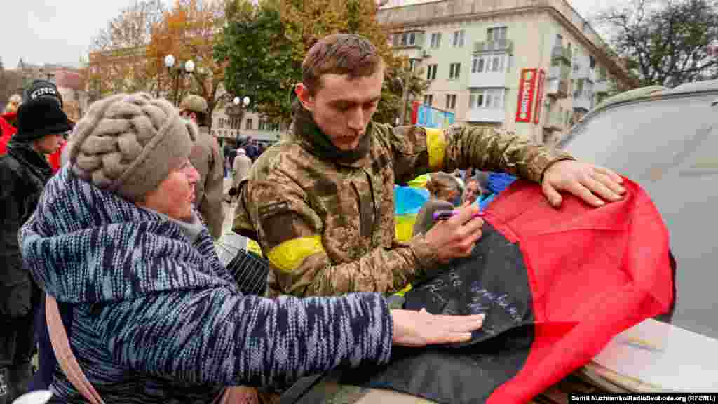 Военные подписывают на память об освобождении Херсона также красно-черные флаги