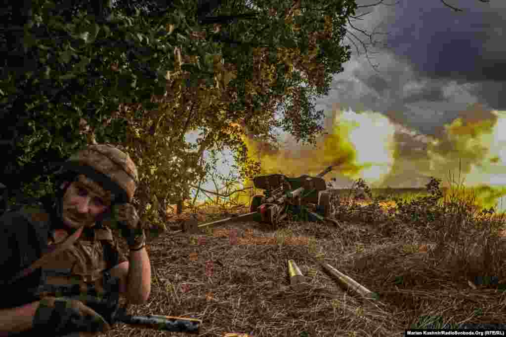 Ствольная артиллерия – это то, что здесь, на холмах под Бахмутом, слышат каждый день. Украинские войска отвечают из разного имеющегося вооружения. Часто это закрытые позиции и точная работа по целям – скоплению либо пехоты, либо техники российских сил. Для этого пехота или разведка наблюдает за перемещением российских войск и дает точные координаты.