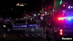 Policijska vozila poredana na ulici, nakon što su nekoliko vozila zapalile neidentifikovane osobe, Tihuana, Meksiko, 12. avgust 2022.