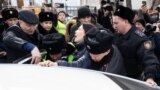 Kazakh police forcibly detain independent journalist Inga Imanbai in Almaty in February 2020. 