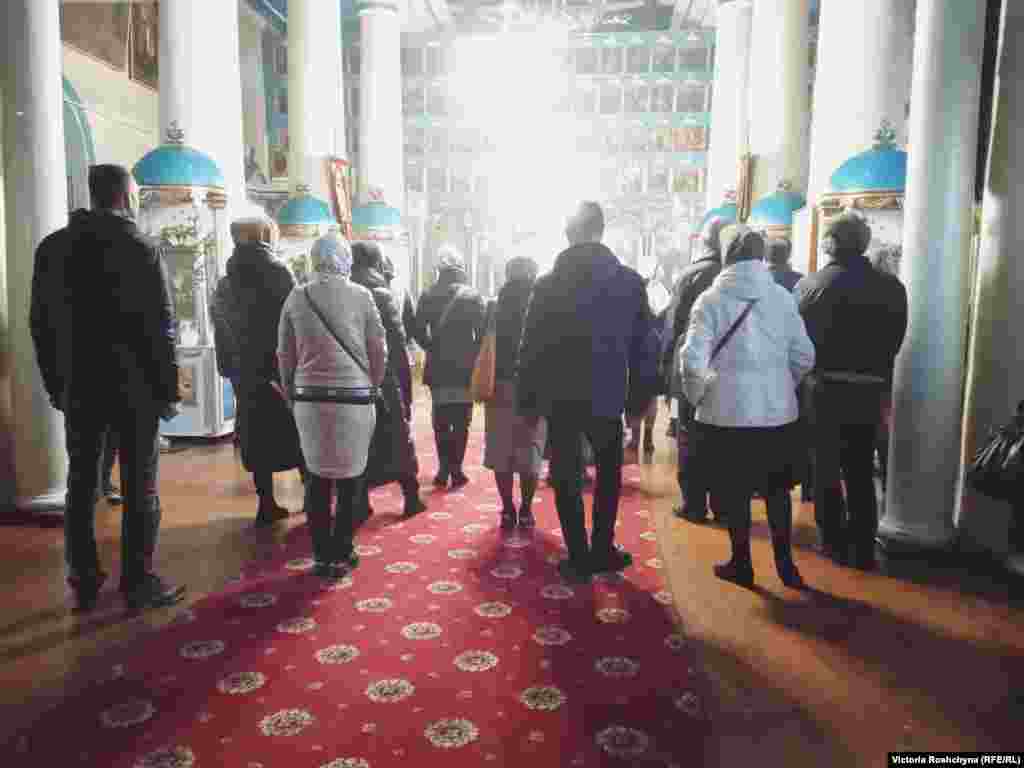 Люди на богослужении в оккупированном Херсоне. «Мы молимся. Делаем свою работу. Конечно, мы хотим, чтобы здесь была украинская власть, — говорит местный священнослужитель. — У меня тоже есть семья. Они тоже плачут. Но я стараюсь избегать политики»