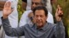 د پاکستان تحریک انصاف ګوند مشر او پخواني وزیراعظم عمران خان د خپل ګوند د يو مخکښ فواد چودري نيول غندلي دي ــ پخوانی انځور