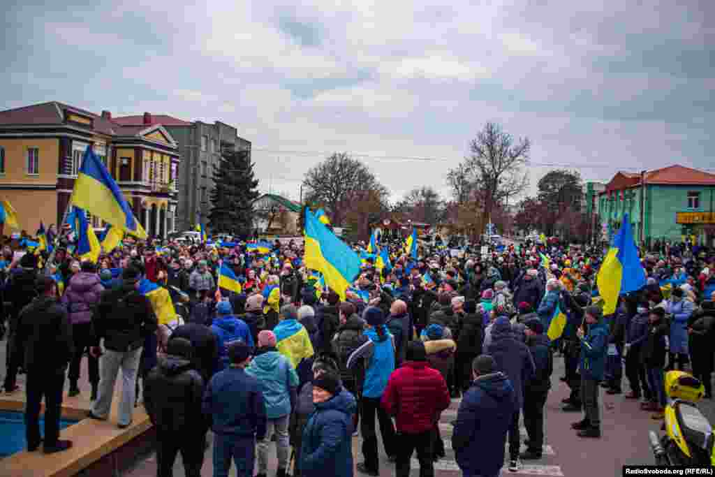 На митинг в Геническе собрались десятки людей