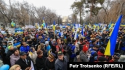 Участники антивоенного митинга в Алматы 6 марта 2022 года