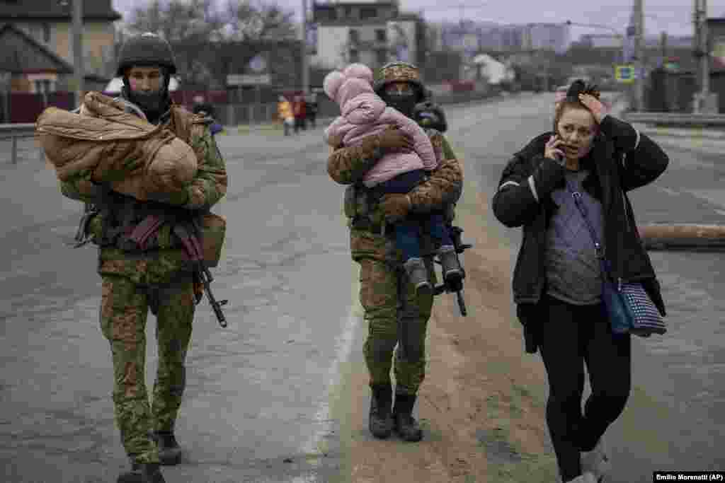 Украина солдаттары бейбіт тұрғындарды эвакуациялап жатыр. Киев маңы. 5 наурыз 2022 жыл. 