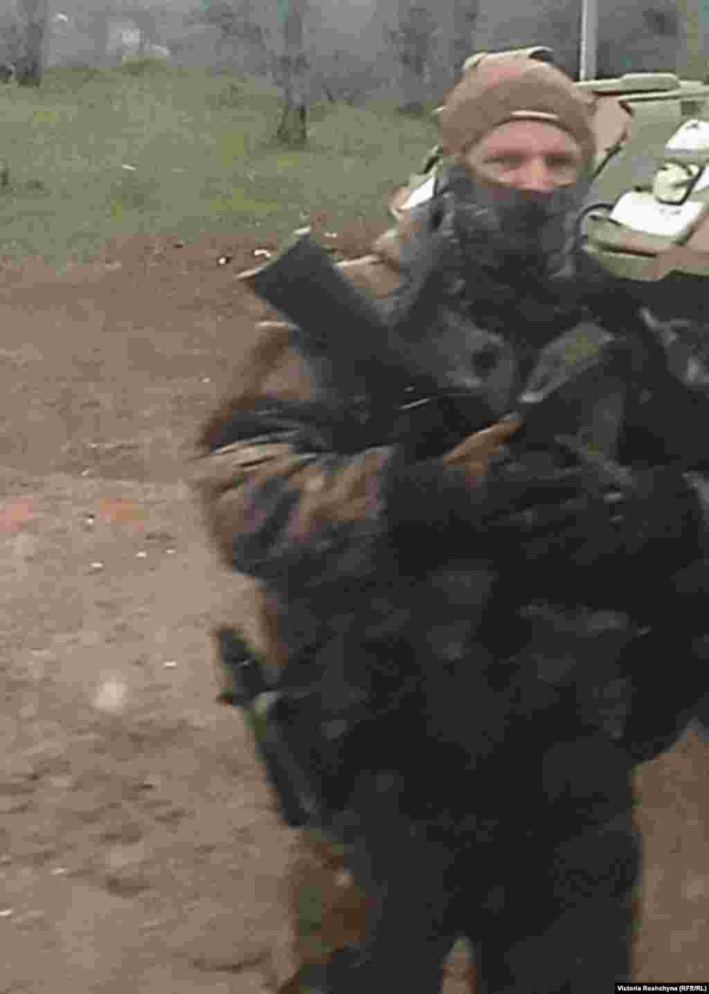 Российский военнослужащий у одного из оккупированных сел под Херсоном. «Мы из Донецка. Как вы относитесь к 9 мая?» — спросил один военный корреспондента, подразумевая дату, когда Россия отмечает День Победы над нацистской Германией. После проверки документов стоящие на блокпостах военные обычно просят у проезжающих сигареты 