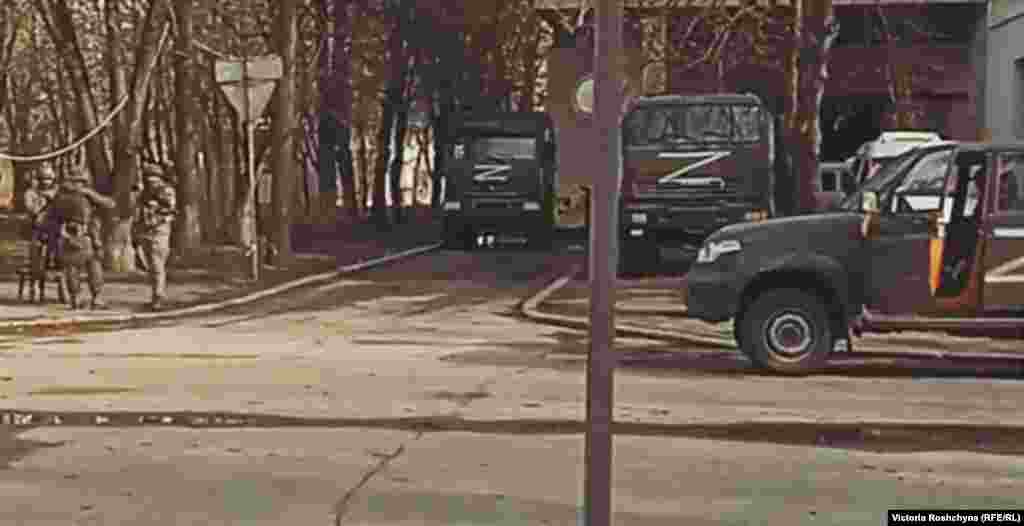 Российские военные возле Херсонской областной администрации. «Конечно, все думающие херсонцы за Украину, — утверждает один из местных жителей. — Но сейчас есть некоторая неопределенность — и это порождает страх. Неизвестно, что будет завтра»