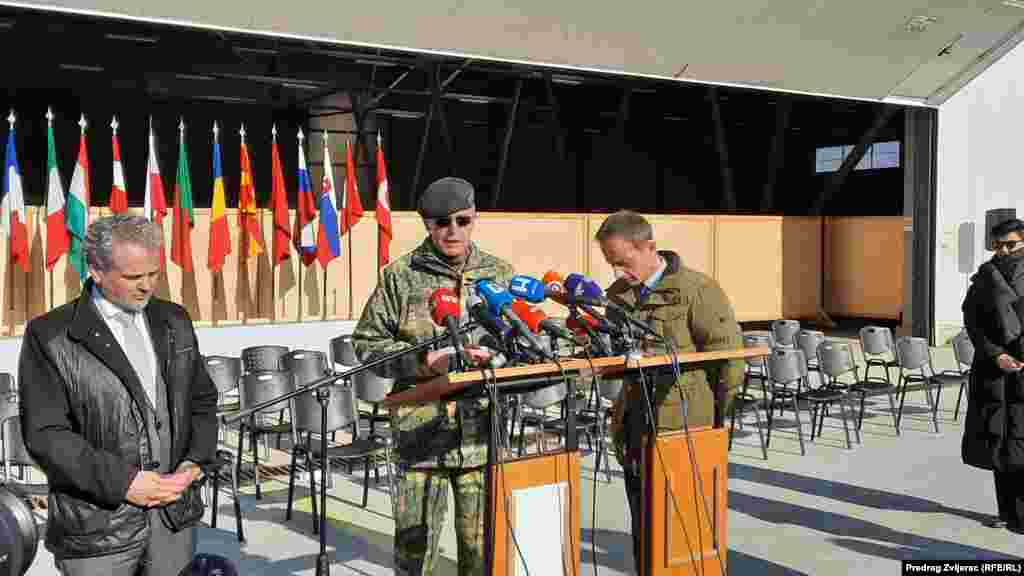  "Aktivirao sam rezervne snage EUFOR-a, ali ne zbog pogoršanja sigurnosne situacije. To je odluka koja dolazi iz moje obaveze kao vojnika da budem sposoban odgovoriti na bilo koju situaciju koja bi mogla utjecati na trenutno sigurnosno okruženje", kazao je Wessely. Na fotografiji komandant snaga EUFOR-a u BiH Anton Wessely (za govornicom) i šef Delegacije Evropske unije u BiH Johann Sattler.