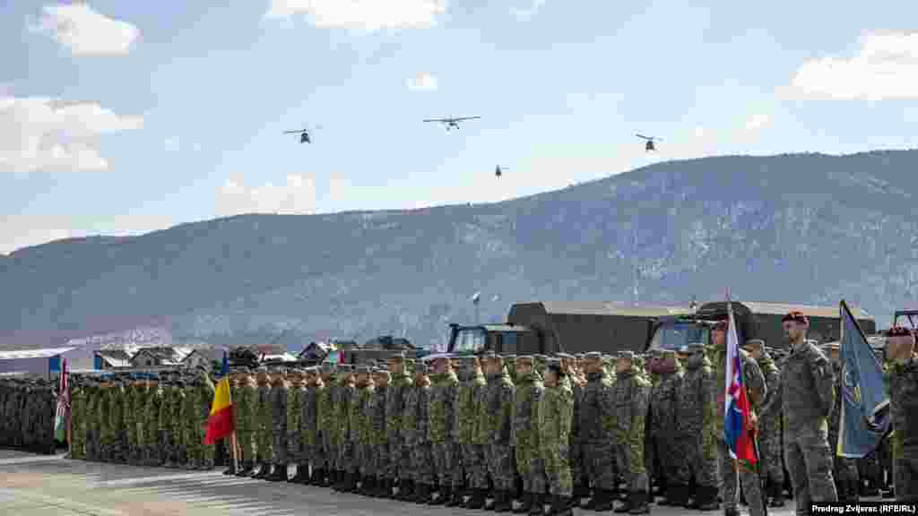 Helikopteri i izviđački avion EUFOR-a u preletu iznad vojne baze u Butmiru kod aerodroma u Sarajevu. Dodatne trupe EUFOR-a rasporođene u Bosni i Hercegovini (BiH) kao mjera predostrožnosti. 