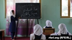 ارشیف، د افغان زدهکوونکو نجونو یو ټولګی