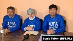 Белсенділер Амангелді Жахин, Бибігүл Иманғалиева және Марат Жыланбаев (солдан оңға қарай).